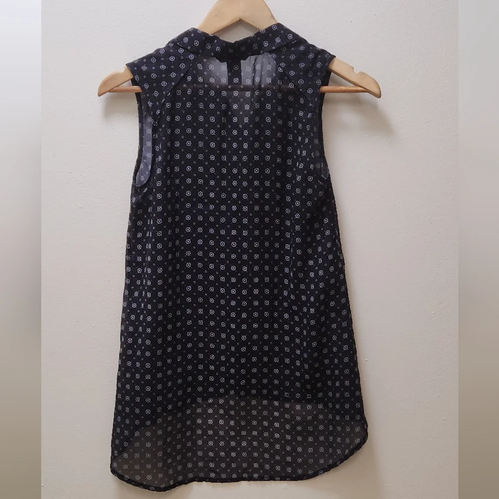 H&M sleeveless pattern blouse black & white low high hem size 2